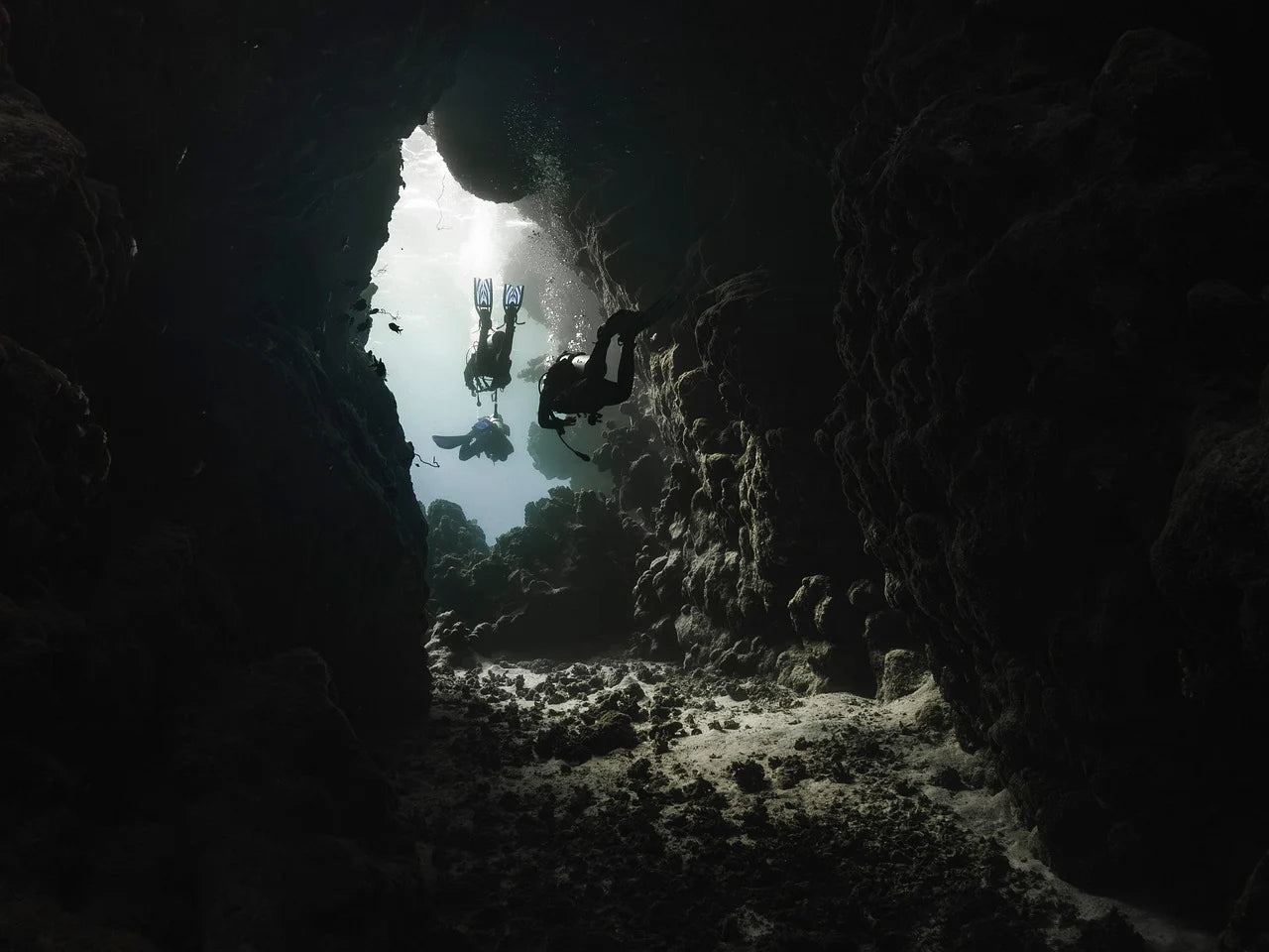 Buzos entrando a una cueva submarina en el Mar Rojo — Franziska_Stier / Pixabay